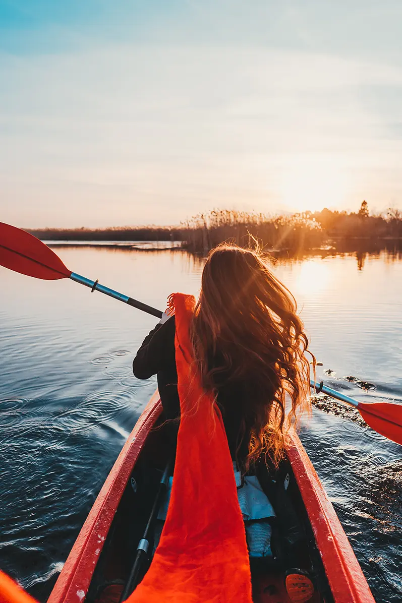 woman-holding-paddle-kayak-river copia